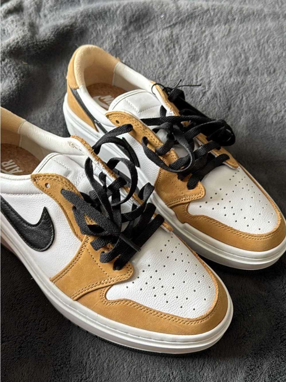 Nike WMNS AIR JORDAN 1 ELEVATE LOW Sneakers in White and Tan